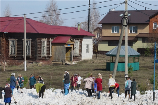 Сотрудники Яльчикской ЦРБ вышли на весенний субботник