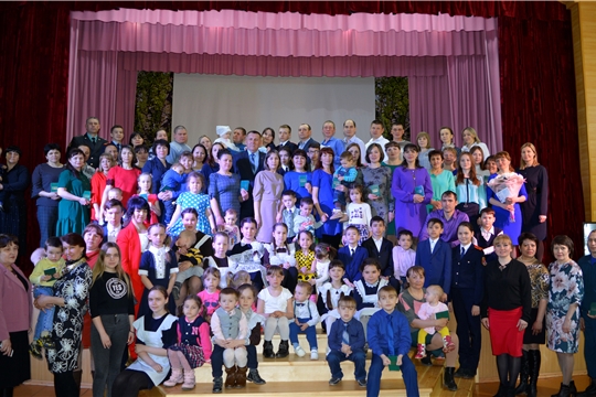 В Яльчикском районе продолжается торжественное вручение удостоверений многодетным семьям