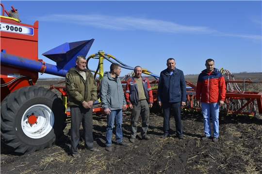 Глава администрации Яльчикского района Николай Миллин ознакомился с ходом весенних полевых работ
