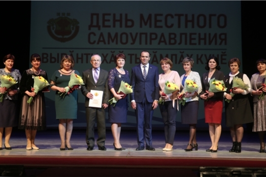 Михаил Игнатьев поздравил муниципальных служащих с профессиональным праздником
