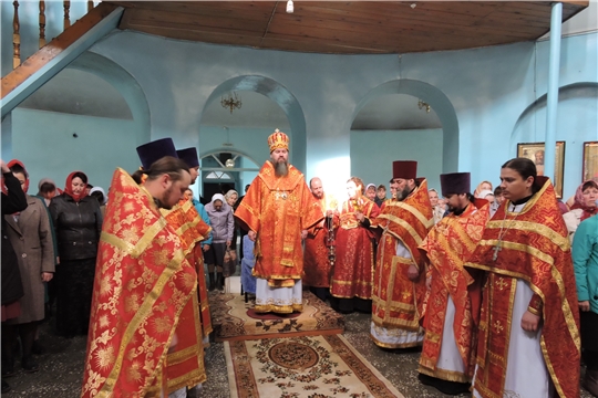 Епископ Стефан совершил Божественную литургию в храме Александра Невского