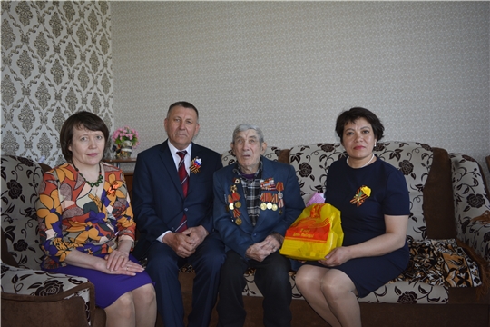 Глава администрации Яльчикского района Николай Миллин поздравил ветеранов с Днем Победы на дому