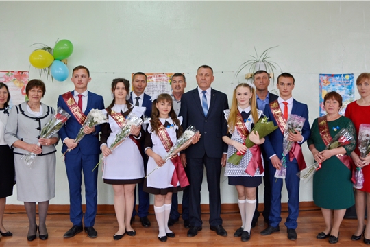 Глава администрации Яльчикского района Николай Миллин поздравил выпускников Большеяльчикской школы с праздником Последнего звонка