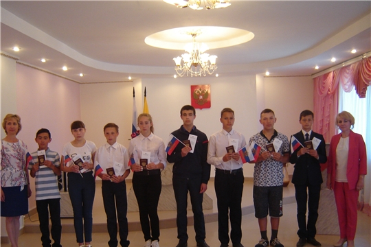 Накануне Дня России в отделе ЗАГС администрации Яльчикского района состоялось торжественное вручение паспортов юным гражданам