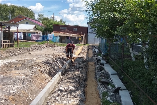 В селе Яльчики продолжаются работы по ремонту дворовых территорий многоквартирных домов
