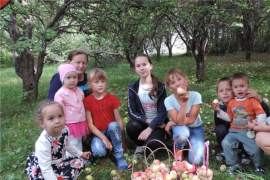 Фольклорный праздник «Яблочное ассорти» в Малотаябинском сельском доме культуры