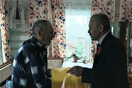 Глава администрации Янтиковского района Владимир Ванерке поздравил ветерана ВОВ на дому