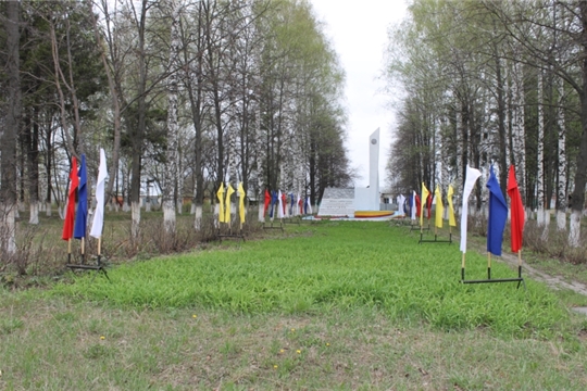 Опытное сельское поселение украшается флагами, растяжками, плакатами ко Дню Победы