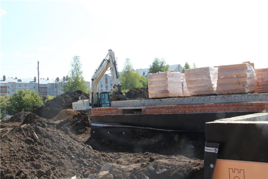 Игорь Николаев провел рабочее совещание на строительной площадке детского сада