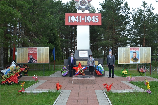 Возложение венков и цветов к памятнику павшим воинам в Великой Отечественной войне в честь 75-ой годовщины Победы в Алатырском районе