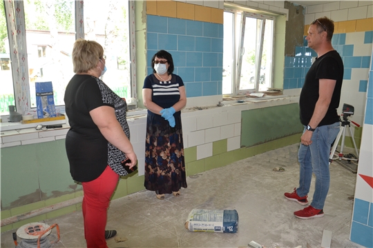 Глава администрации Алатырского района проинспектировала ход ремонтных работ дошкольной группы в поселке Алтышево