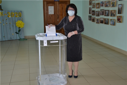 Глава администрации района Нина Шпилевая проголосовала за внесение поправок в Конституцию Российской Федерации