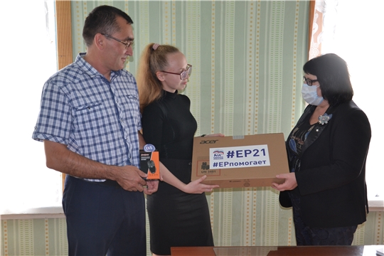 Выпускница Новоайбесинской средней школы получила ноутбук