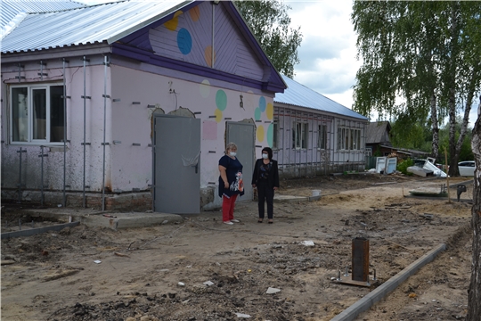 Глава администрации Алатырского района проинспектировала ход ремонтных работ дошкольной группы в поселке Алтышево