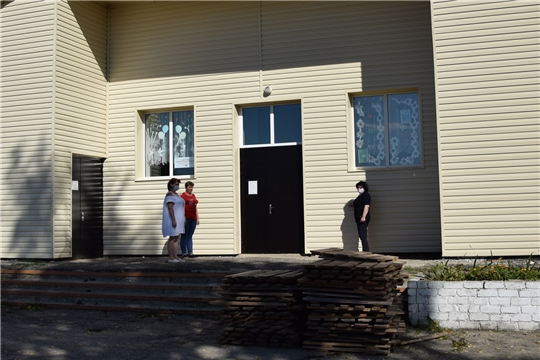 В Алатырском районе продолжаются ремонтные работы фасада Чуварлейского сельского Дома культуры