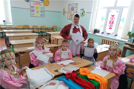 В общеобразовательных учреждениях Алатырского района отметили День чувашской вышивки