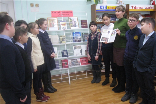 В Аликовской центральной библиотеке открыта выставка «Святой защитник Отечества»