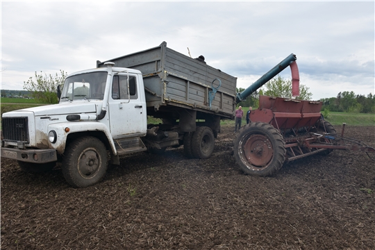Глава администрации Александр Куликов ознакомился с ходом выполнения весенне полевых работ в хозяйствах района