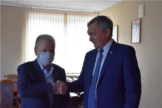 Депутат Госсовета Чувашии вручил  защитные маски