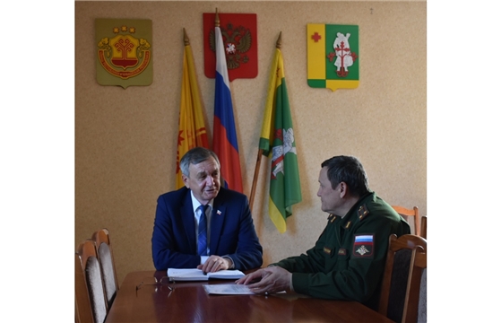 Глава администрации Аликовского района Александр Куликов и военный комиссар Аликовского и Моргаушского районов обсудили ход призывных мероприятий
