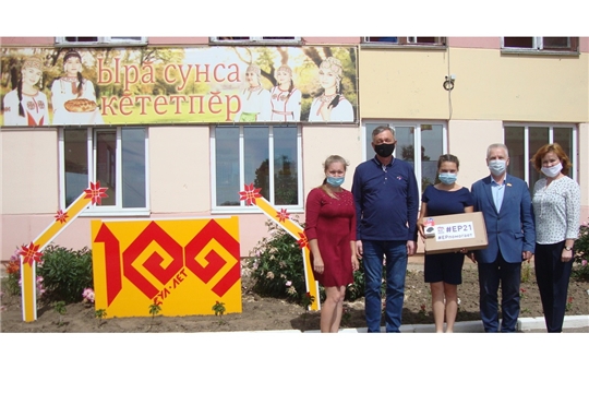 МНОГОДЕТНАЯ СЕМЬЯ ФЕДОТОВЫХ ПОЛУЧИЛА В ПОДАРОК ОТ ДЕПУТАТА ГОСУДАРСТВЕННОГО СОВЕТА ЧУВАШИИ НОУТБУК