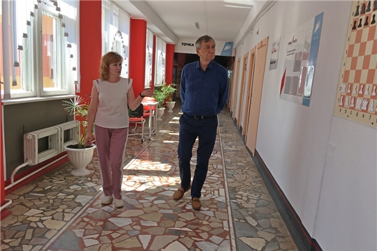 Глава администрации района ознакомился с ходом ремонтных работ в Чувашско-Сорминской школе