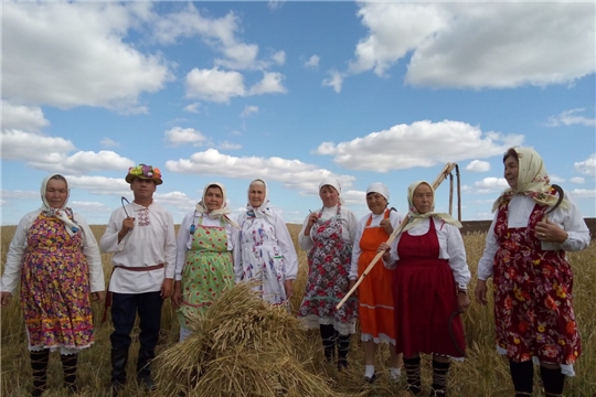 Фольклорный коллектив Тушкасинского сельского клуба воссоздал день уборочный страды в старину