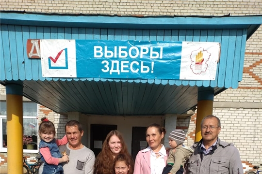 Пришла голосовать многодетная семья Семеновых