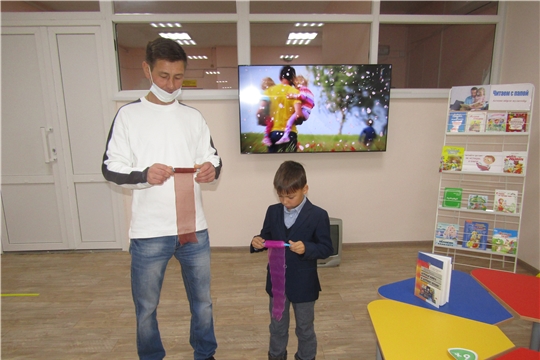 В  Аликовской центральной  библиотеке, прошла празднично-игровая  программа под названием «Ты для меня пример во всем…»