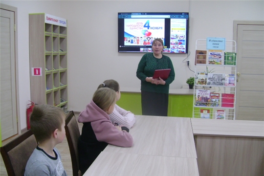 В Аликовской детской библиотеке состоялся исторический экскурс «Пока мы едины, мы непобедимы»