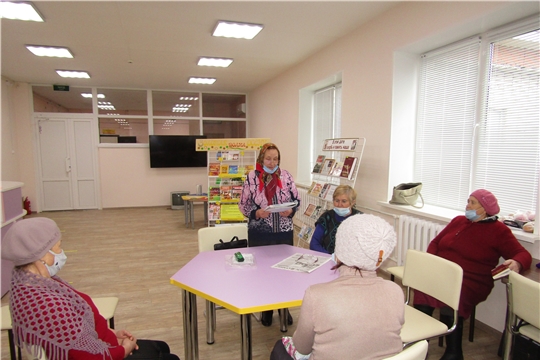 В Аликовской центральной библиотеке  прошел литературный вечер  со слушателями «Школы старшего поколения»  на тему «Поэзия осени»