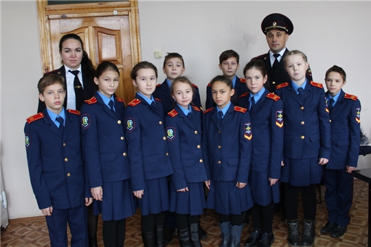 Кадеты Чувашско-Сорминской школы поздравили сотрудников полиции