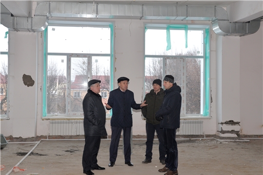 Глава администрации Батыревского района проинспектировал ход ремонтных работ здания детской школы искусств
