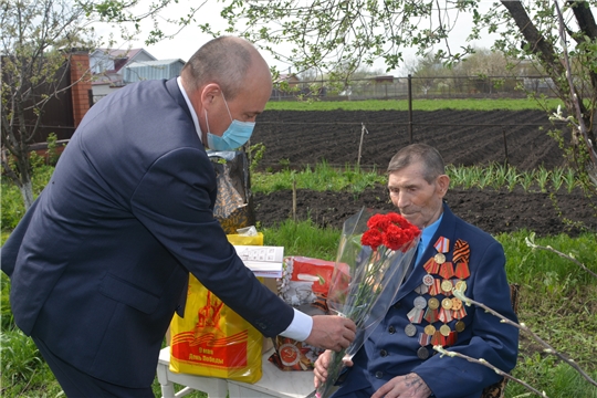 Глава администрации района Р.Селиванов поздравил участников войны  с 75-й годовщиной Победы в ВОВ