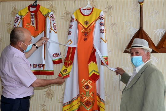 Батыревскому народному ансамблю песни и танца приобретены новые концертные костюмы