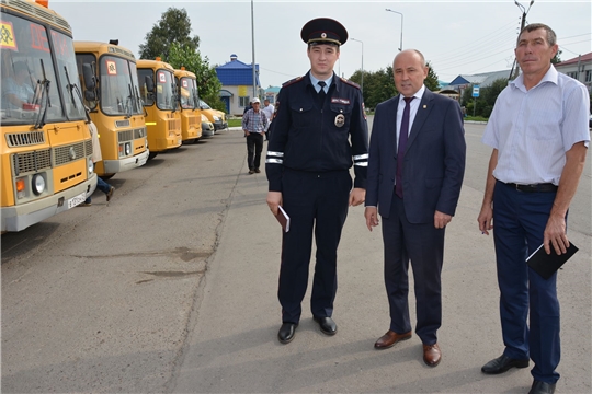 Проверка готовности школьных автобусов к новому учебному году