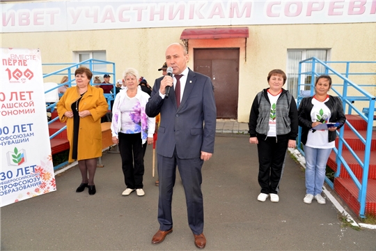 Р.Селиванов приветствовал участников легкоатлетической  эстафеты, посвященной  100-летию со дня образования профсоюзов Чувашии