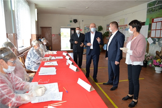 Куратор района, министр здравоохранения Чувашской Республики ознакомился с организацией голосования на избирательных участках района