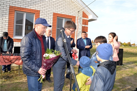 Детям- сиротам и многодетной семье вручены ключи от нового дома