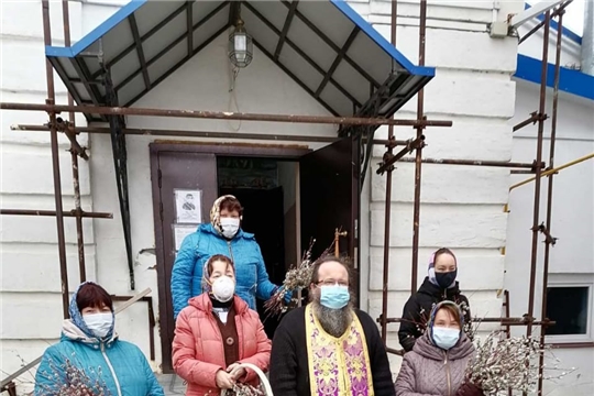 В Чебоксарском районе освященные вербы доставляют на дом волонтеры
