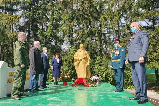 В Чебоксарском районе состоялось возложение венков и цветов в честь 75-летия Победы в Великой Отечественной войне