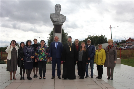Глава администрации Чебоксарского района возложил цветы к бюсту знаменитого ученого Никиты Бичурину