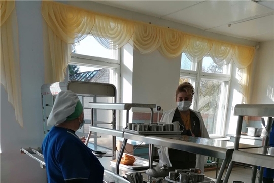 В Чебоксарском районе продолжается контроль за организацией питания и соблюдением санитарно-эпидемических правил в школах в условиях сохранения рисков распространения COVID-19