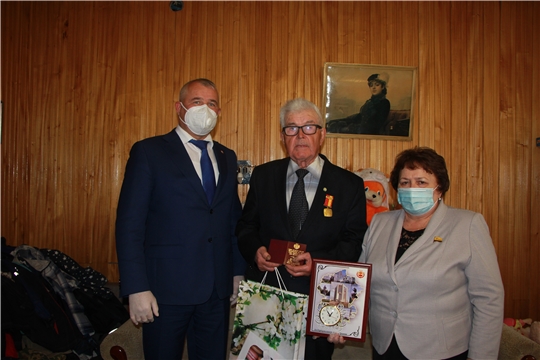 Глава администрации Чебоксарского района наградил памятной медалью  «100 лет образования Чувашской автономной области»