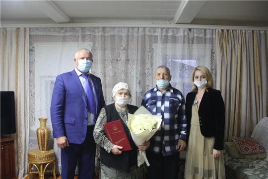 Глава администрации Чебоксарского района Николай Хорасев  поздравил с днем рождения мастера вышивки Марию Симакову