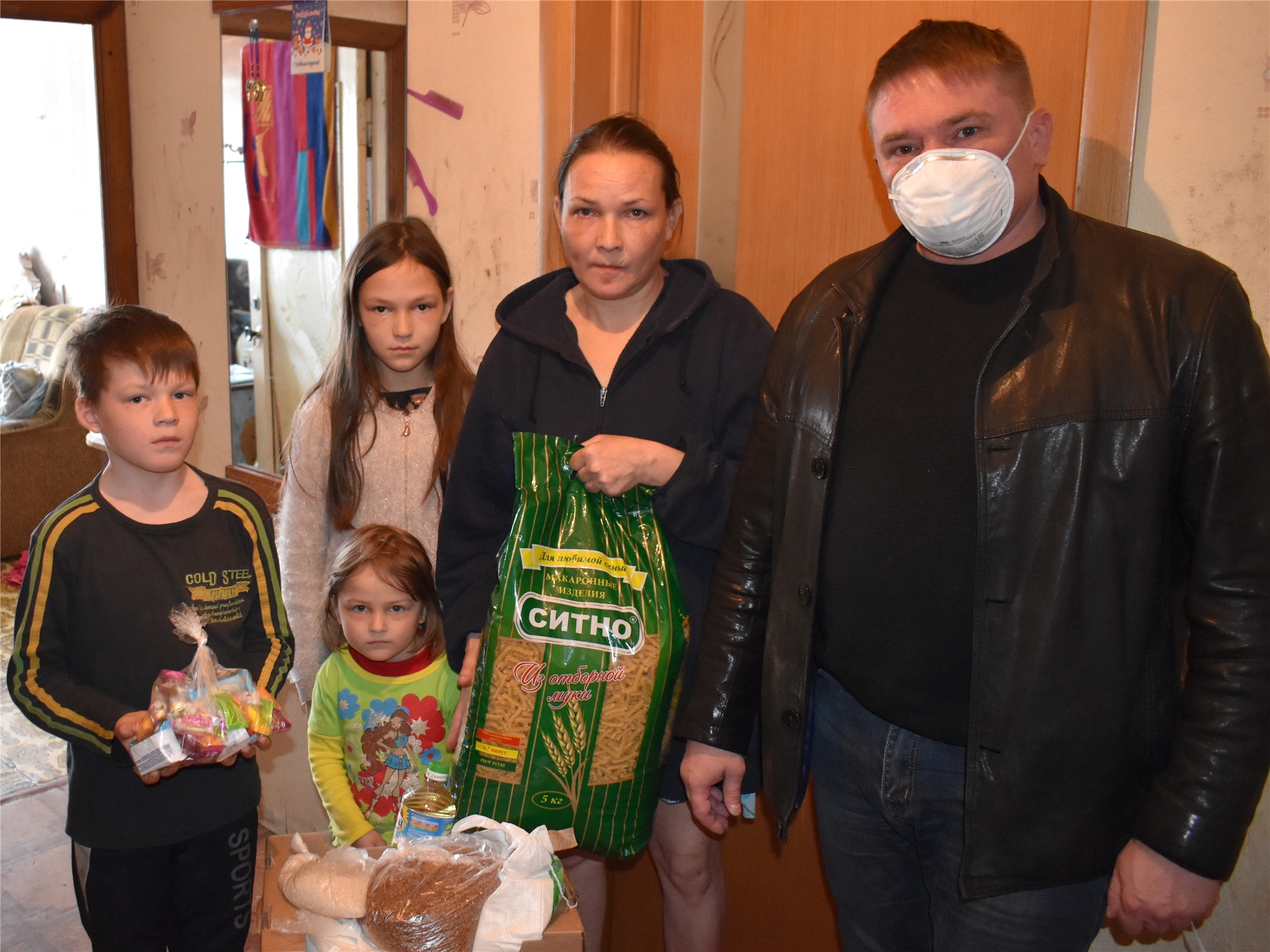 Деньги многодетным семьям. Малоимущие семьи чувашия. Малоимущие семьи картинки. Многодетная семья шиловых. Малоимущие семьи чувашия.