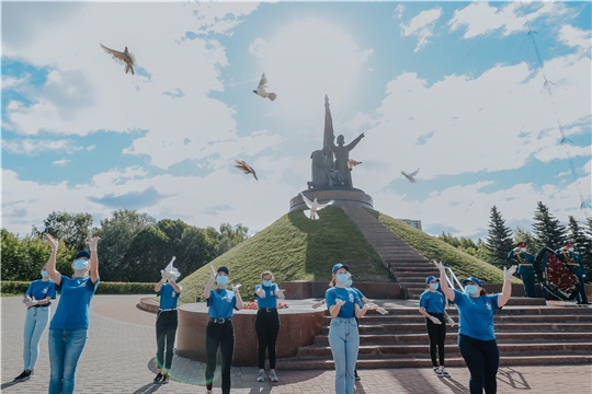 К Вечному огню в Чебоксарах возложили цветы