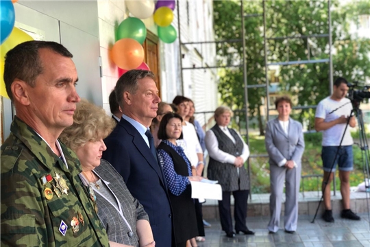 Глава города Евгений Кадышев вручил благодарственные письма ученикам столичных школ