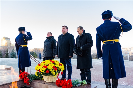 Глава города Чебоксары Олег Кортунов возложил цветы к Вечному огню