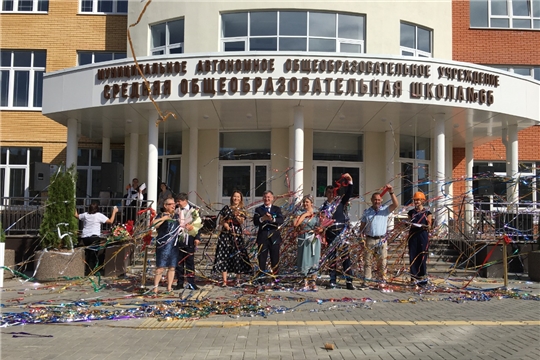 Министр Александр Героев поздравил с Днем знаний учеников первой школы в «Новом городе»